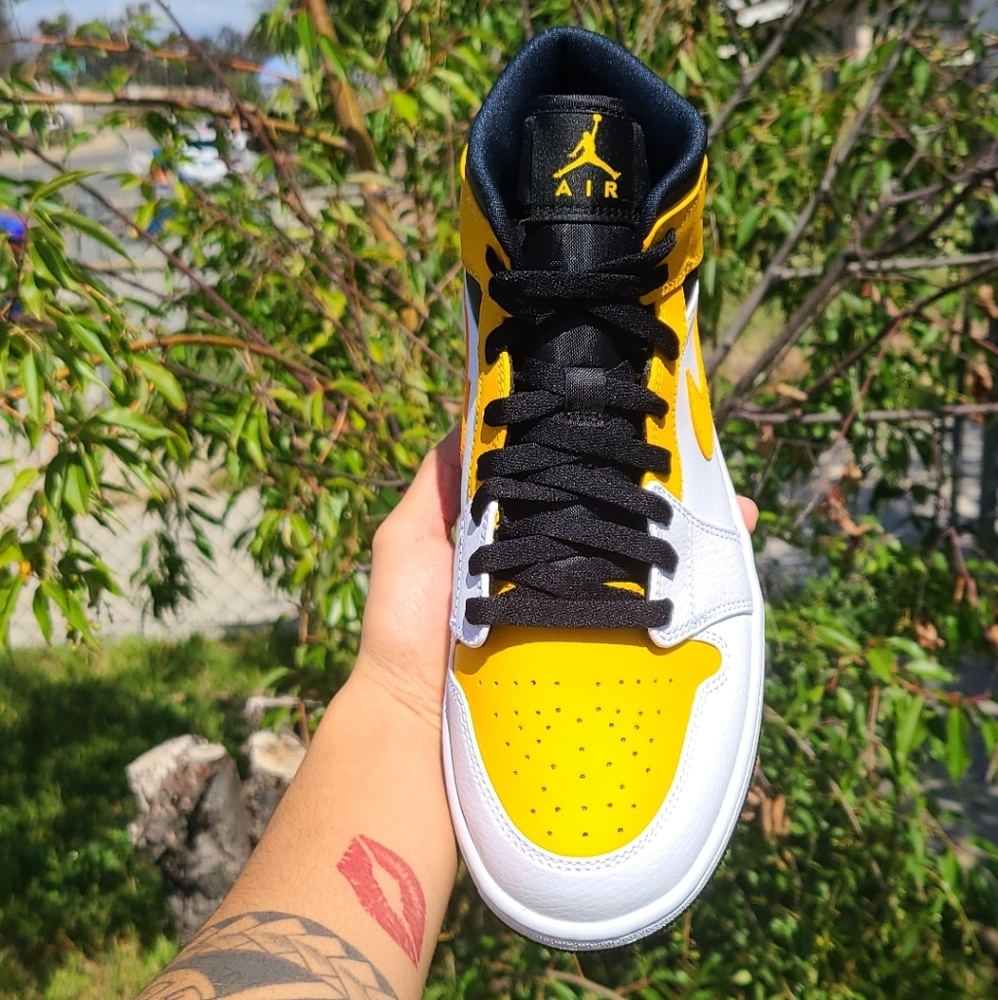 Air Jordan 1 Mid University Gold